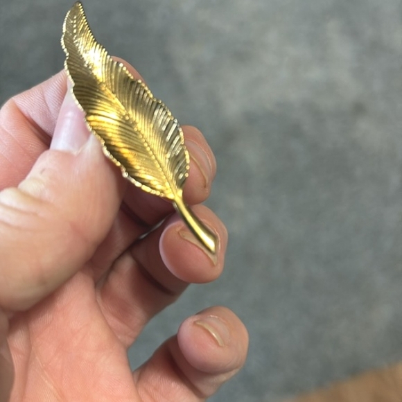 VINTAGE GOLD-TONE LOT OF FIVE BROOCHES - Picture 7 of 9